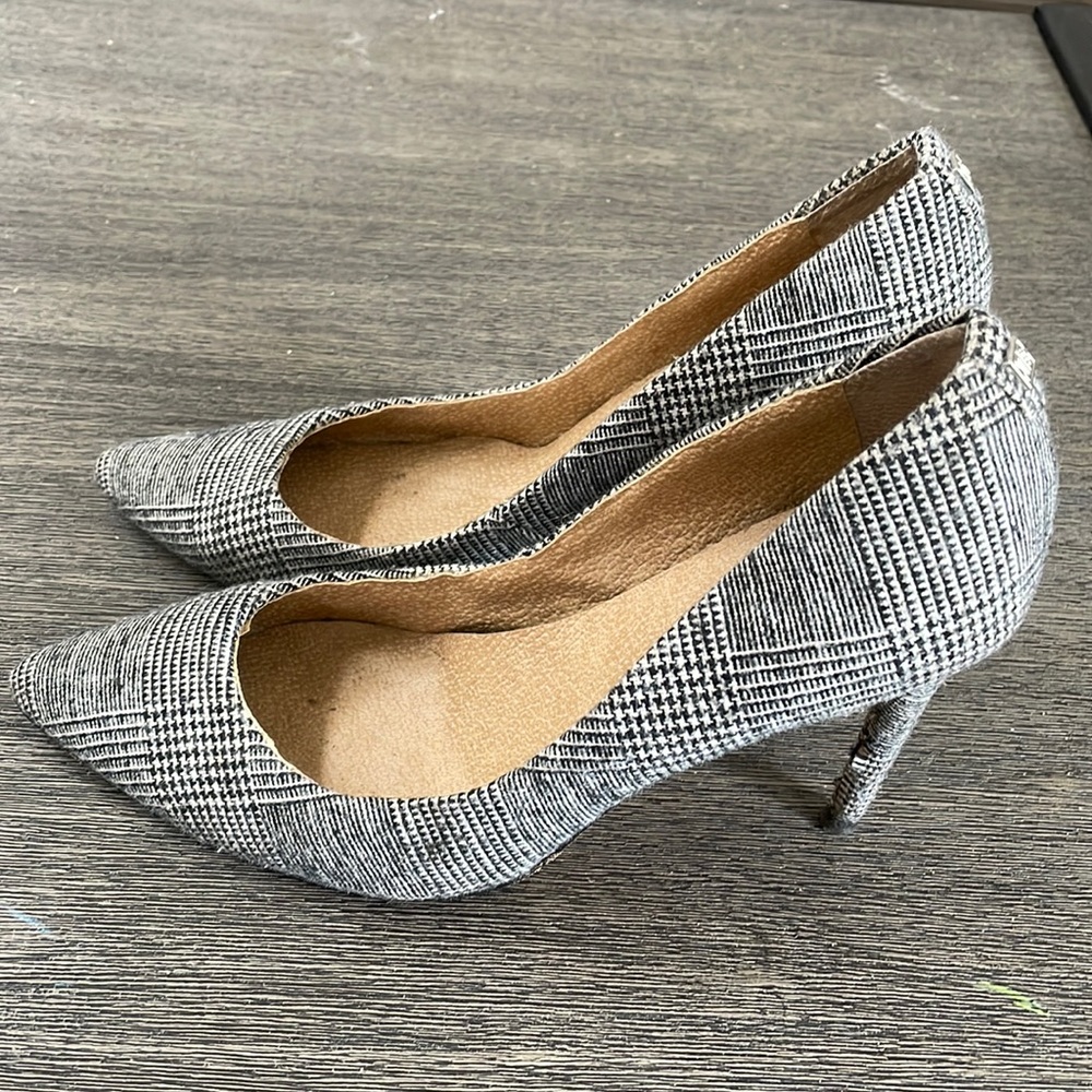 Black and White plaid pump’s size 8, heel 4”